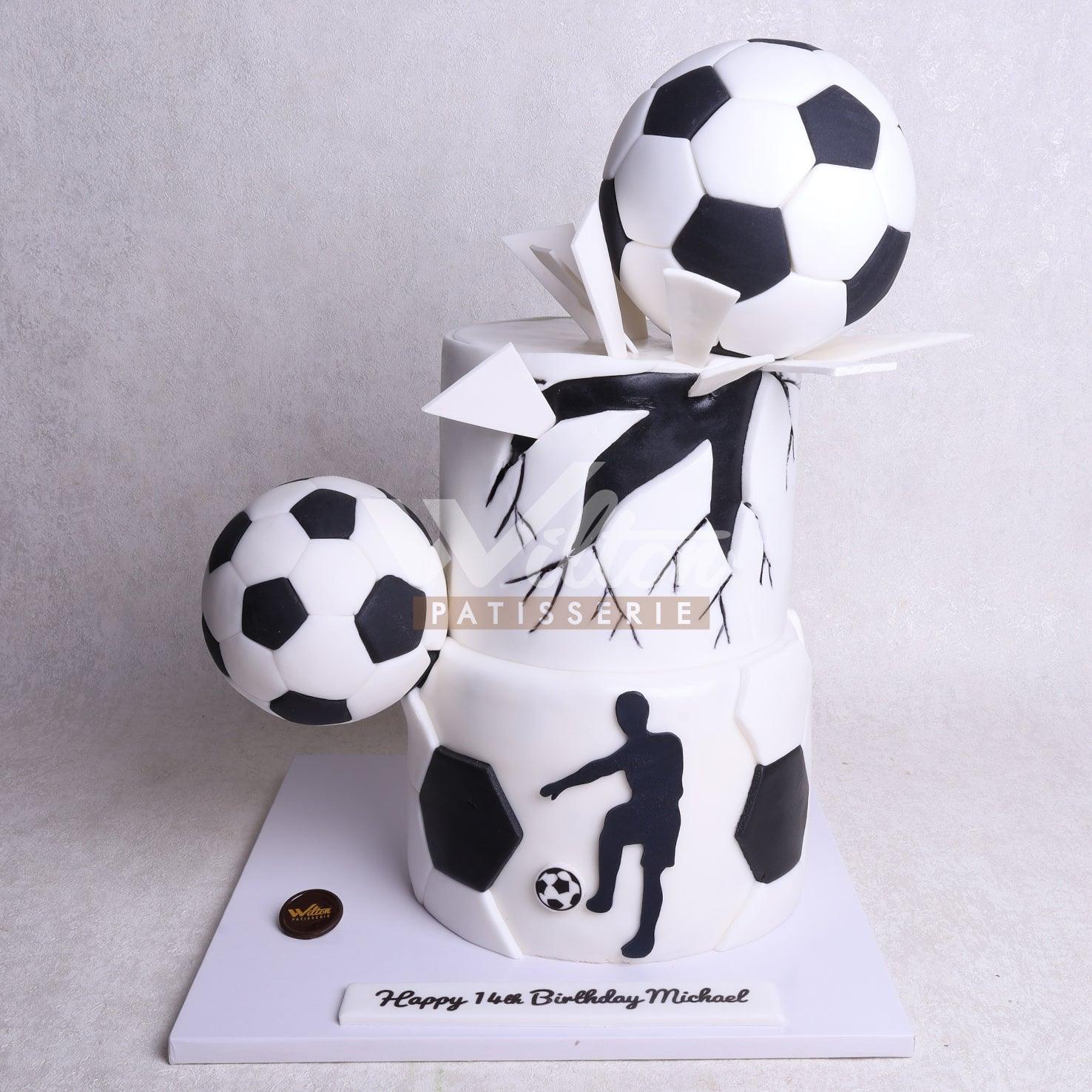 B.12.s FOOTBALL - Birthday Cakes - WILTON PATISSERIE
