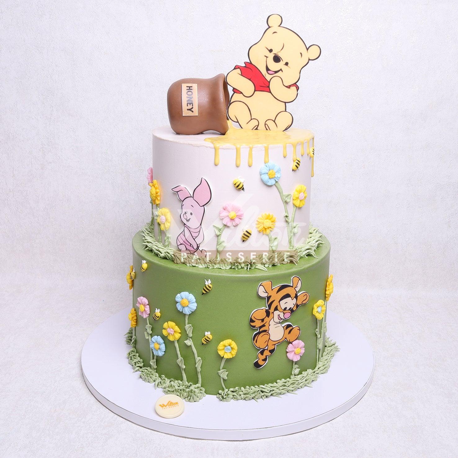 V.16.c WINNIE THE POOH - Christening Cake - WILTON PATISSERIE