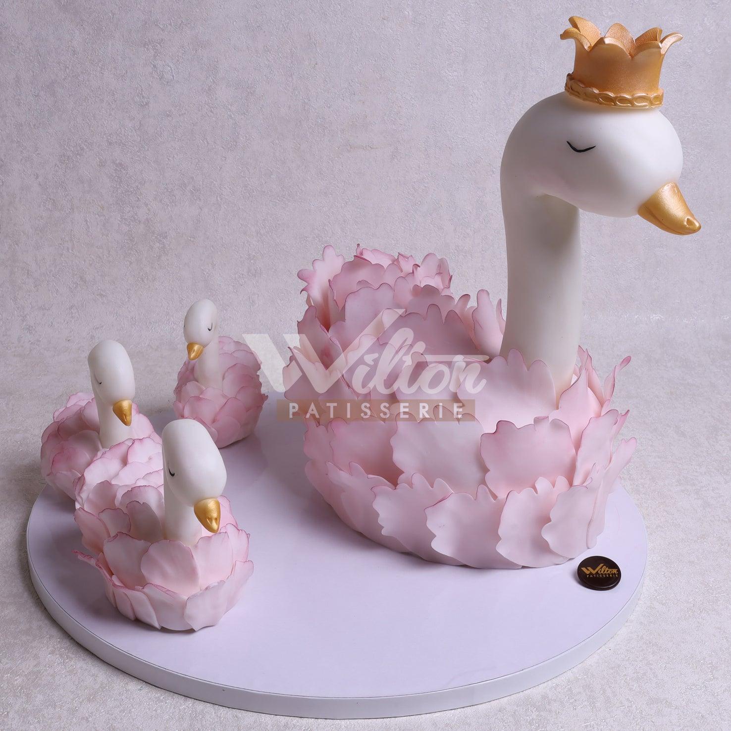 G.30.a SWAN - Birthday Cakes - WILTON PATISSERIE
