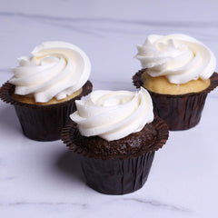 Small Muffins Garnished with Buttercream - Coctail Sweets - WILTON PATISSERIE